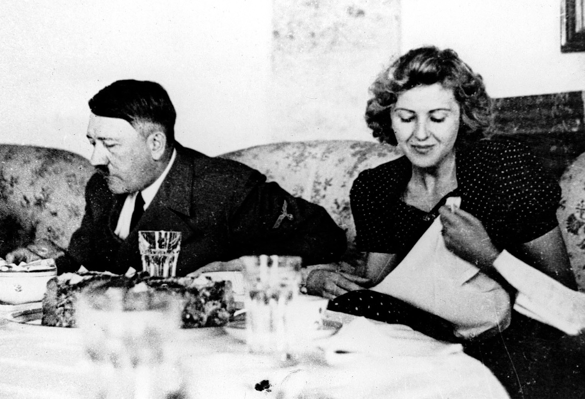 Eva Braun hade inte så stor politisk roll utan var bara kvinnan som älskade Adolf Hitler.